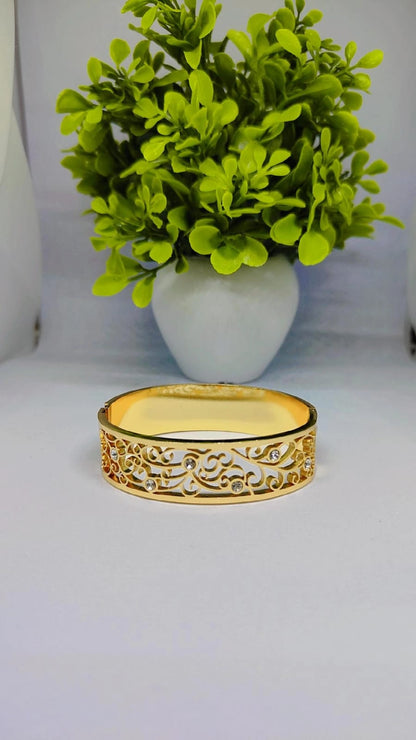 Vintage-Inspired Filigree Gold Bangle