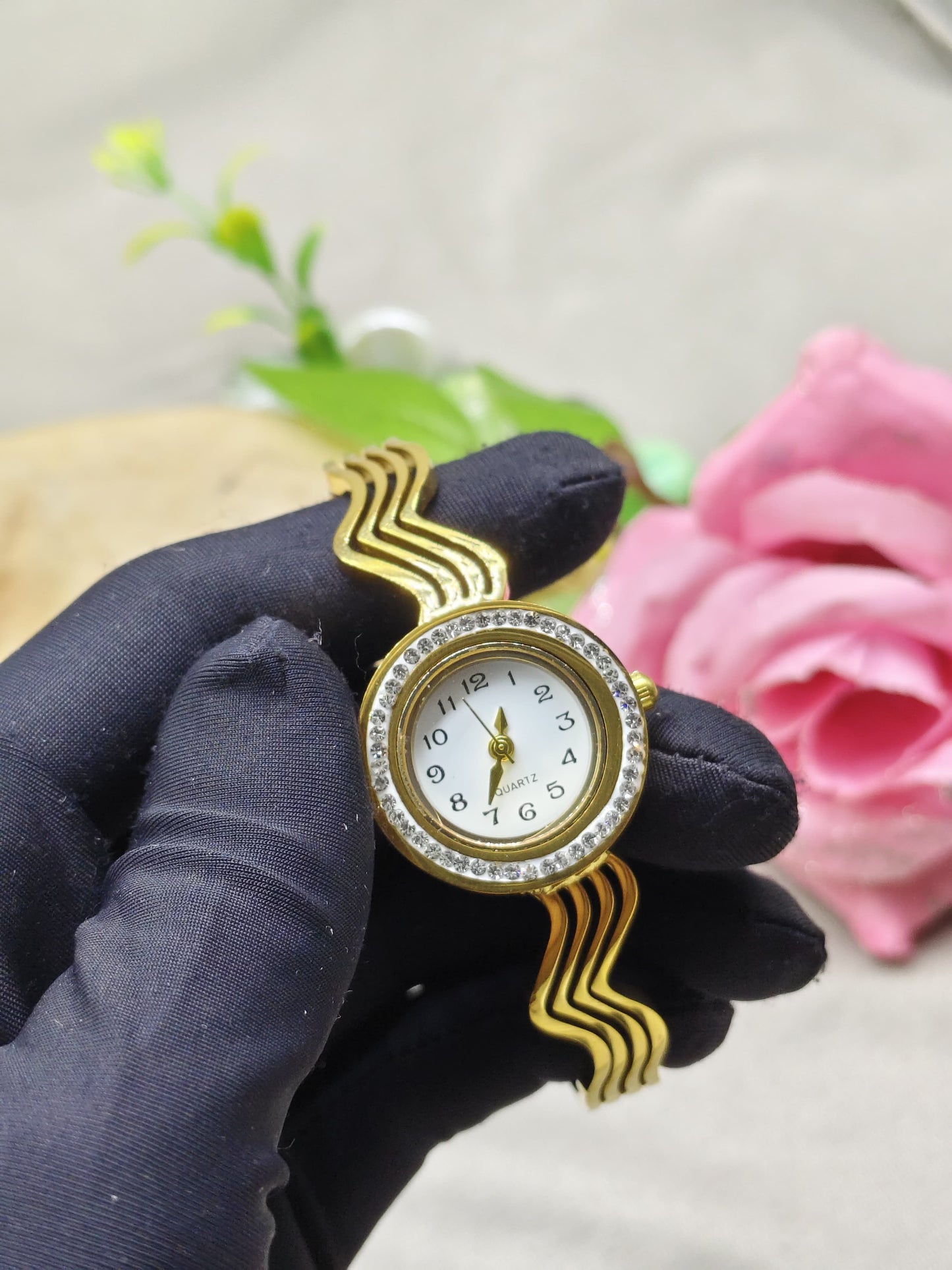 Elegant Classic Dial Watch