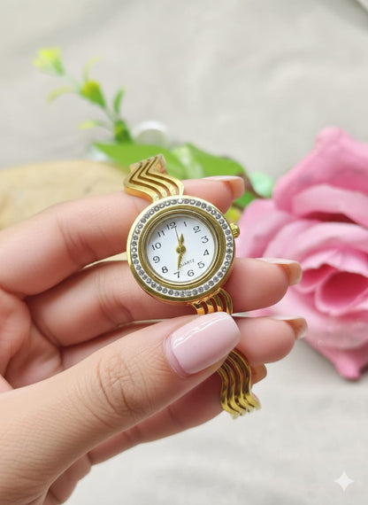 Elegant Classic Dial Watch