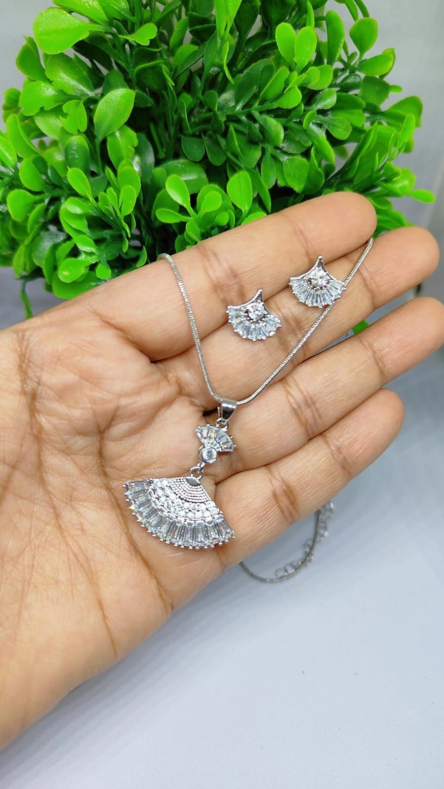 Sparkling Fan-Design Diamond Pendant Set